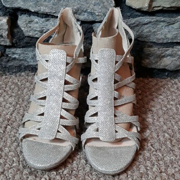 Fergalicious by Fergie silver open toe heel shoes sz 8 - Picture 2 of 9